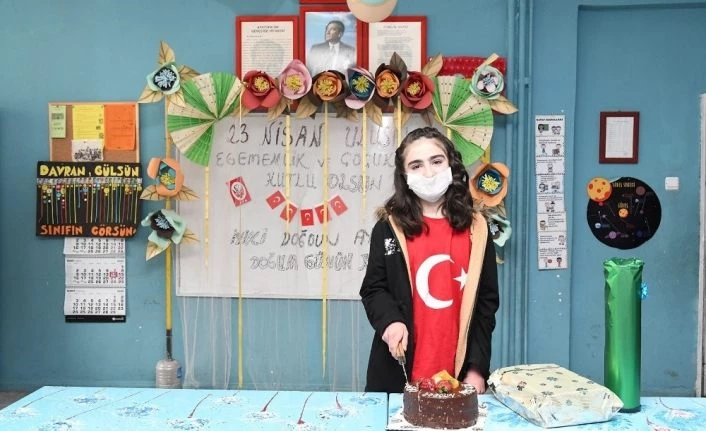 Çatak’ta 23 Nisan’da doğan öğrenciye doğum günü sürprizi