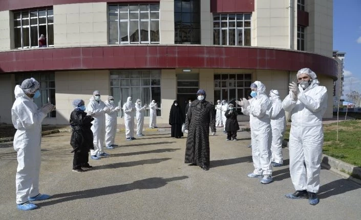 Covid-19’u yenip alkışlarla taburcu oldular
