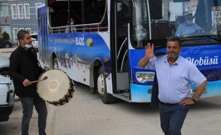 Davul ve klarnetin sesini duyan oynamaya başladı