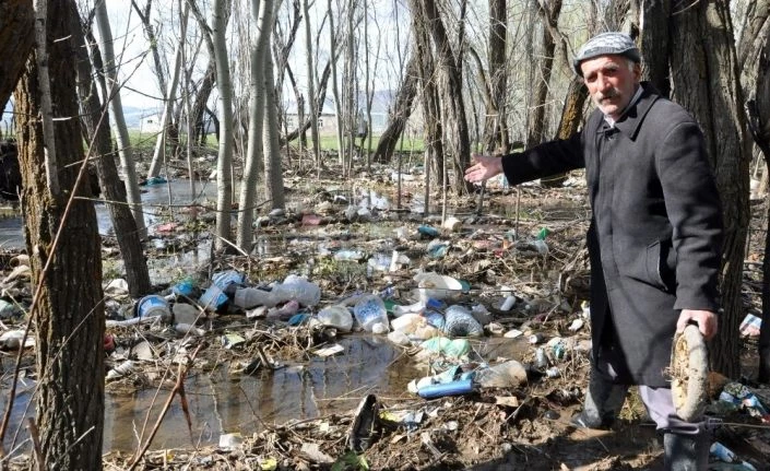 Derenin taşmasıyla köyün tüm çöpleri bahçesinde birikti