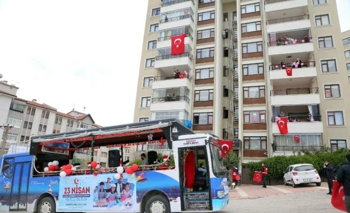 Elazığ’da Gakkobüslü, mehteranlı 23 Nisan coşkusu
