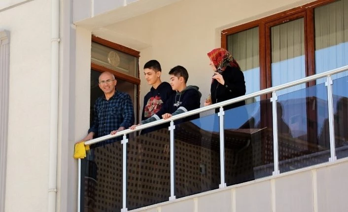 Elazığ’da gençlere sürpriz doğum günleri