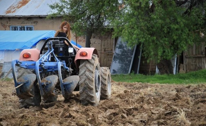 Elazığ’da kadın muhtar yaşlı ve hastaların evladı gibi oldu