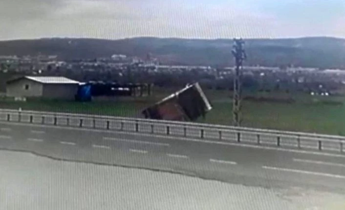 Elazığ’da kamyon devrildi, o anlar kameraya yansıdı