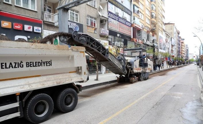 Elazığ’da kapatılan cadde de yenileme çalışması başlatıldı
