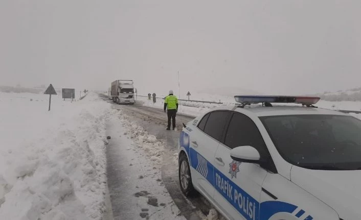 Elazığ’da kar etkili oldu, polis "Evde kalın" uyarısı yaptı
