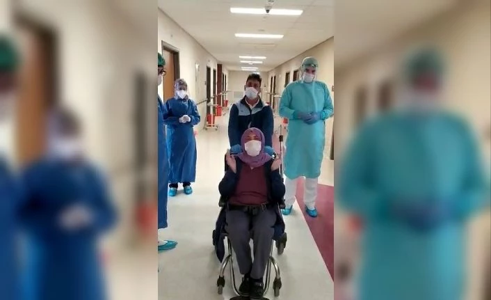 Elazığ’da koronayı yenen hasta alkışlarla taburcu edildi