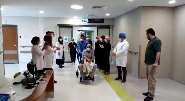 Elazığ’da korona’yı yenen hastalar alkışlarla taburcu edildi