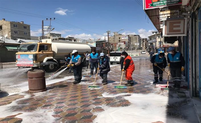 Erciş’te dezenfekte işlemleri sokağa çıkma yasağında da sürüyor