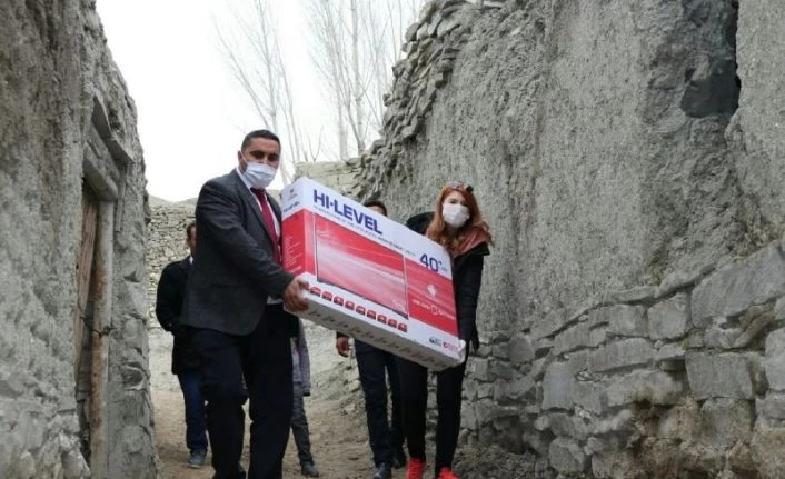 Van Gürpınar'da fedakar öğretmenlerden alkışlanacak hareket