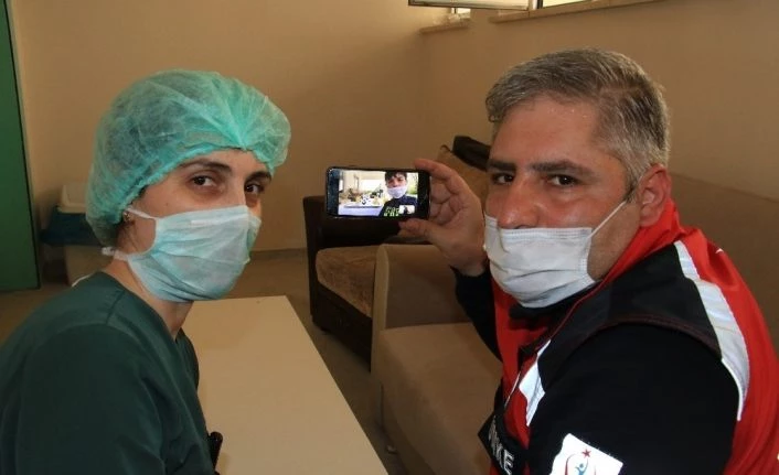 Fedakar sağlıkçılar, çocuklarının doğum gününü "Online" kutladı