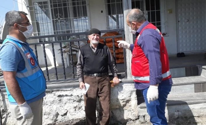 Gözyaşları içerisinde bin TL’sini bağışladı