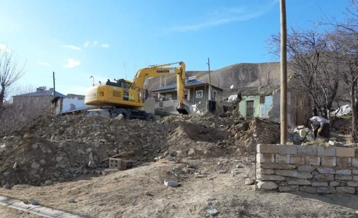 Gürpınar’da riskli yapılar yıktırılıyor