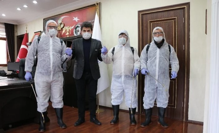 İspir Belediyesi hijyen çalışmalarıyla korona virüse set çekiyor