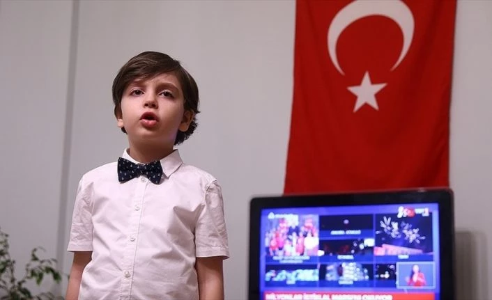 İstiklal Marşı okurken video çekme rekoru kırıldı