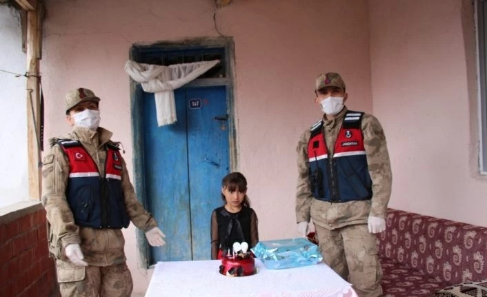 Jandarma’dan Elif Nisa’ya sürpriz doğum günü kutlaması