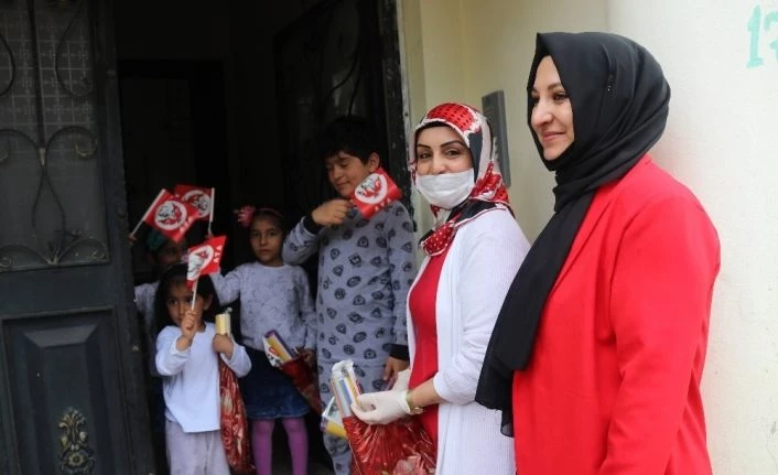 Kapı kapı dolaşarak 140 çocuğa sanat malzemesi dağıttılar