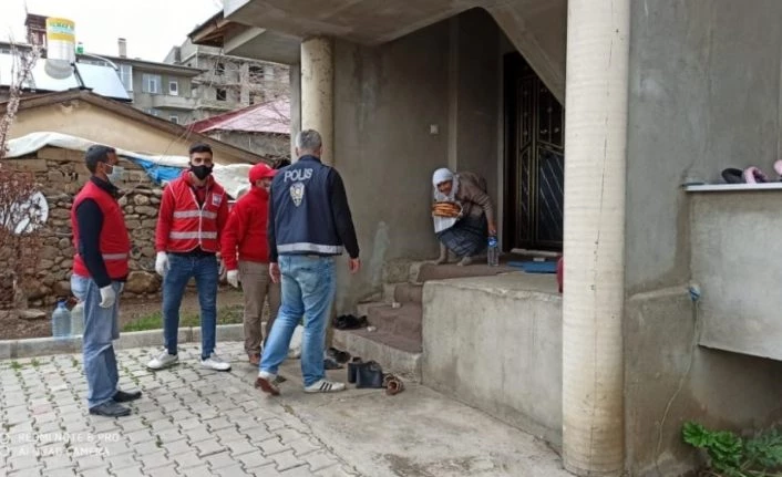 Van Muradiye'de kapı kapı gezip sıcak pide dağıttılar
