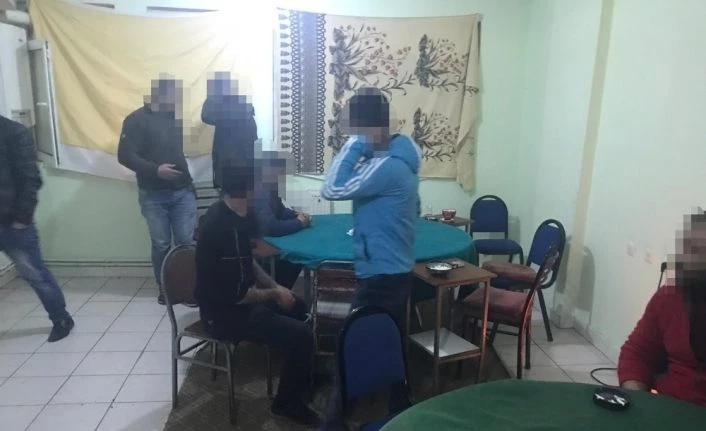 Kars’ta apartı kumar oynatmak için kiraladı