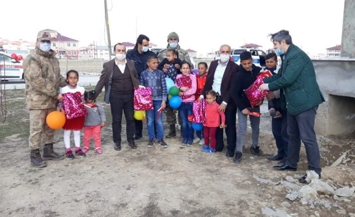 Çaldıran Kaymakamı sokak sokak dolaşarak çocukların bayramını kutladı