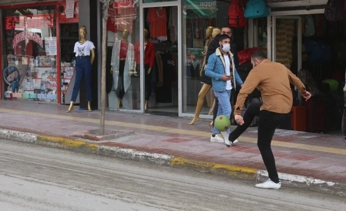 Van'da korona virüs nedeniyle boş kalan caddede top oynadılar