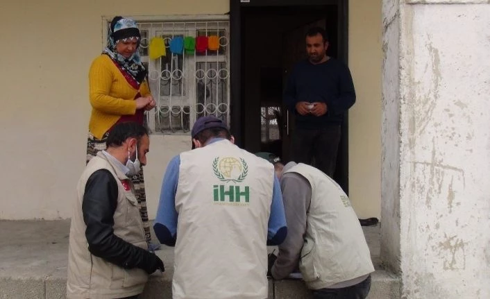 Van'da korona virüs nedeniyle iş yerini kapatan esnafa yardım eli