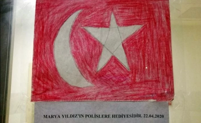 Küçük Marya’nın polislerden bayrak istemesi duygulandırdı