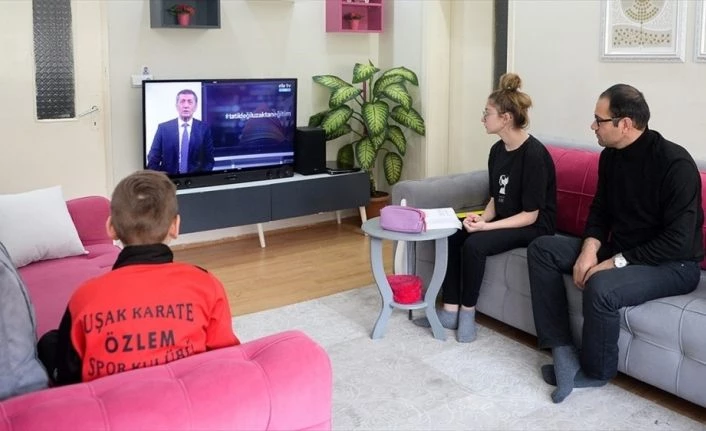 Milli Eğitim Bakanı Selçuk uzaktan eğitimde 