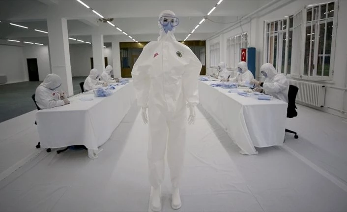 Milli Savunma Bakanı Akar: Dikimevi Müdürlüklerince haftada 1 milyon maske, 5 bin tulum üretiliyor