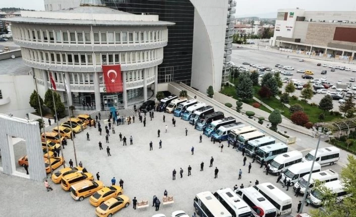 Minibüsçü ve taksici esnafına törenle maske dağıtımı yapıldı