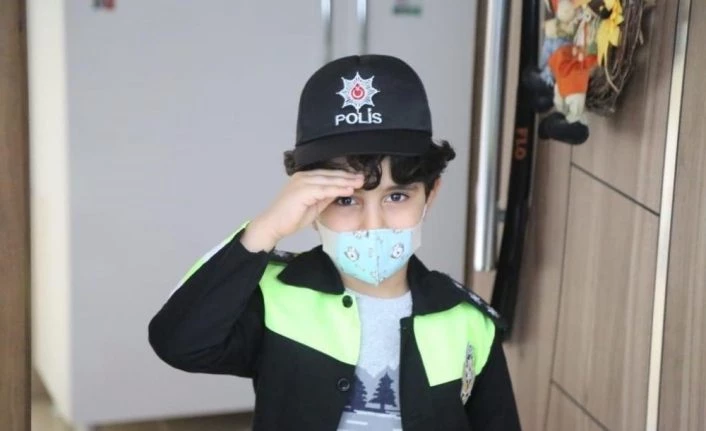 Minik Baturalp, kumbarasındaki parayı "Milli Dayanışma" kampanyasına bağışladı