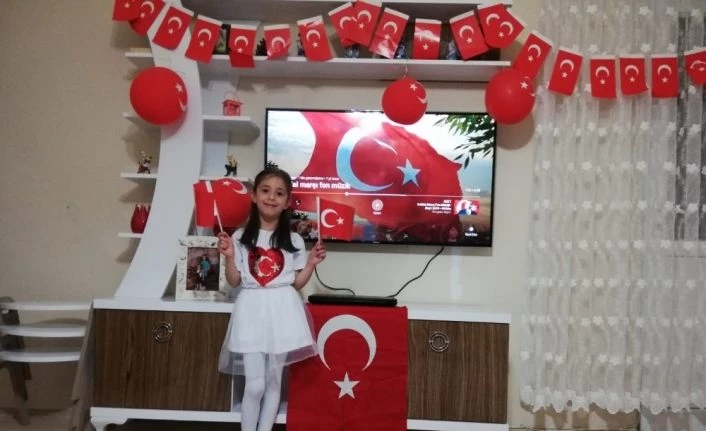 Minik Defne, İstiklal Marşı’nın 10 kıtasını ezbere okudu