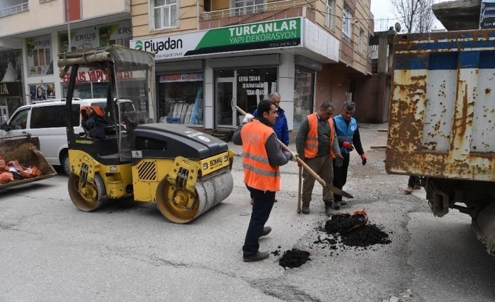 Muş Belediyesi korona virüsle mücadele ederken asli görevlerini de aksatmıyor