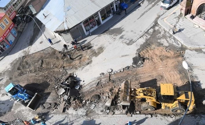 Muş Belediyesinin asfalt çalışmaları sürüyor