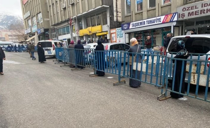 Muş polisinden sosyal mesafeye işaretli önlem