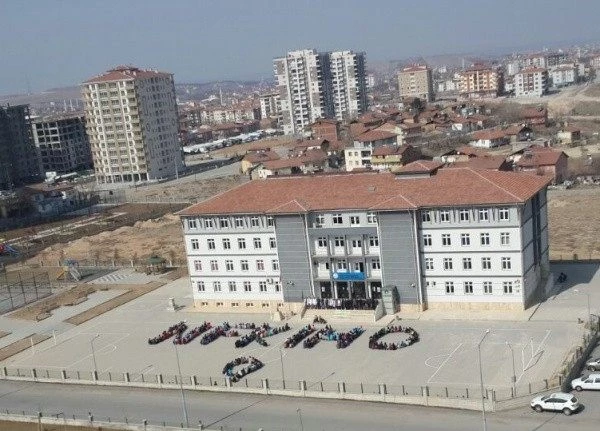Öğrencilerden sağlık çalışanlarına destek mesajı