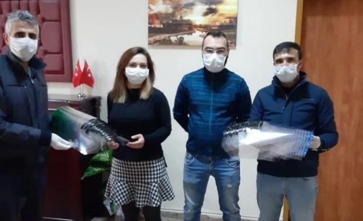 Öğretmenlerden sağlık çalışanlarına maske