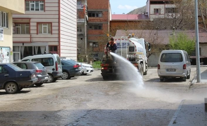 Oltu Belediyesi temizlik ekipleri yasağı fırsata çevirdi