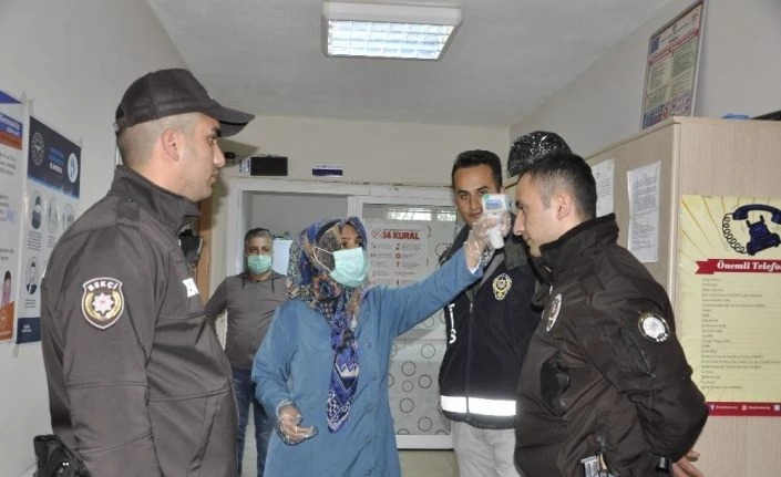 Önce ateşleri ölçülüyor sonra iş başı yapıyorlar