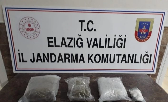 Otomobilin kapısından uyuşturucu çıktı