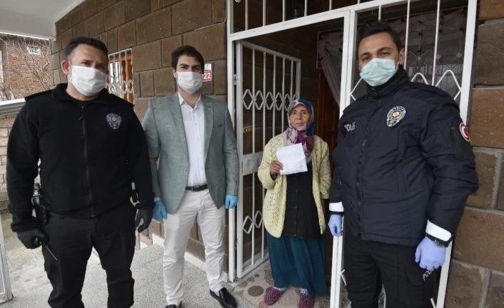 (Özel) Yaşlı kadın biriktirdiği parasını “Biz Bize Yeteriz Türkiyem” kampanyasına bağışladı