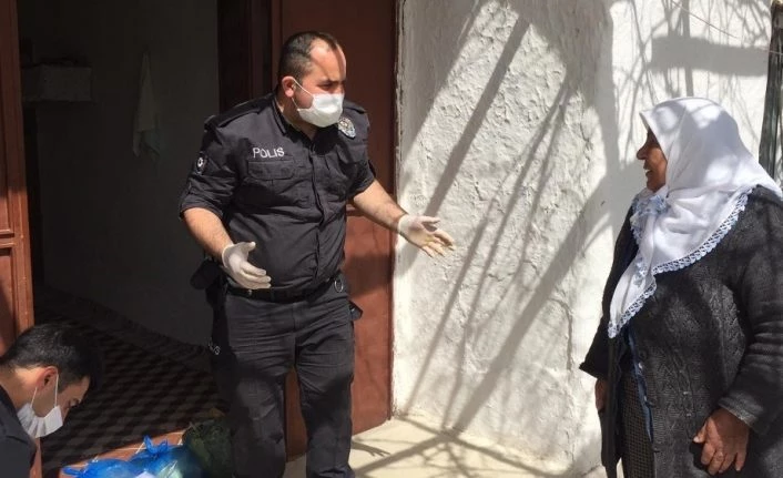 Polis ekipleri yaşlıların ihtiyaçlarını karşılıyor