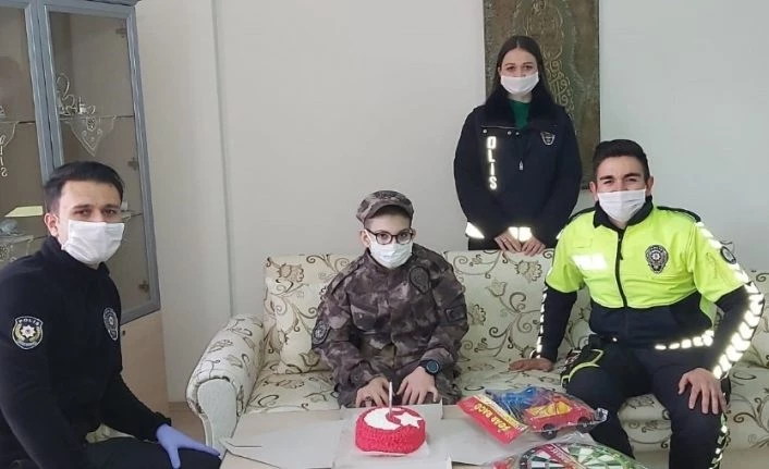 Polislerden engelli çocuğa pastalı 23 Nisan kutlaması