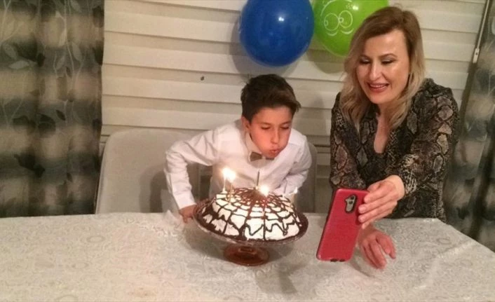 Sağlıkçı anne babadan çocuklarının doğum günü için görüntülü kutlama
