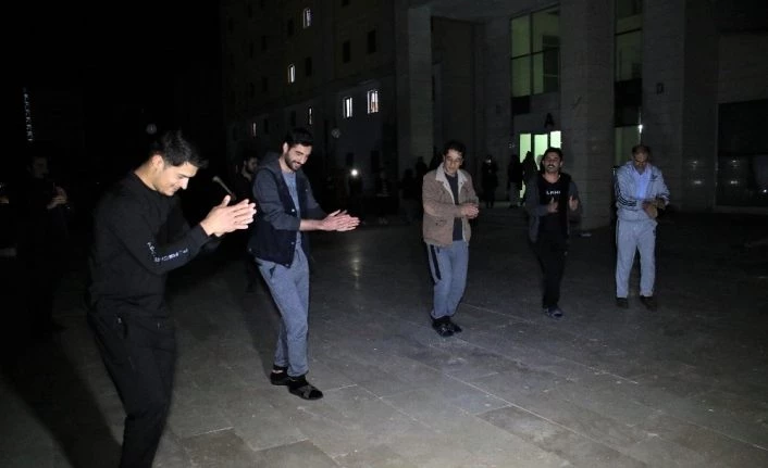 Sağlıkçılardan Elazığ’a özgü, davullu klarnetli sosyal mesafeli sahur halayı