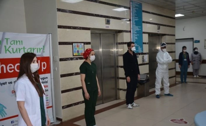 Salgından dolayı hayatını kaybedenler anısına saygı duruşu