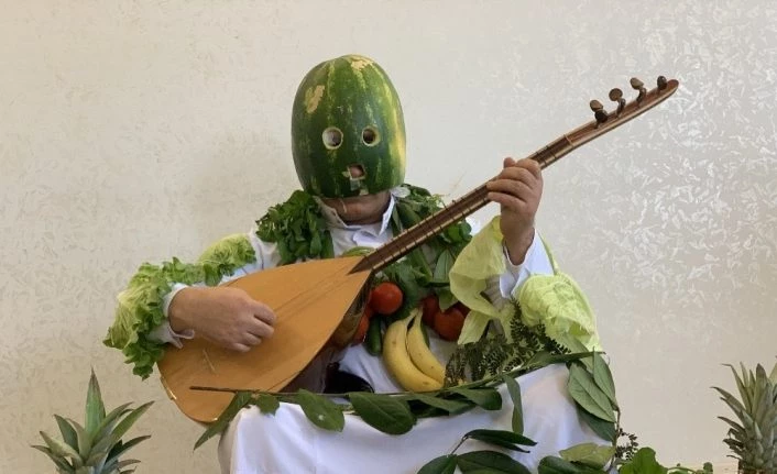 Vanlı Sanatçı Aydın Aydın karpuz kabuğundan maske yapıp ‘evde kal’ mesajı verdi
