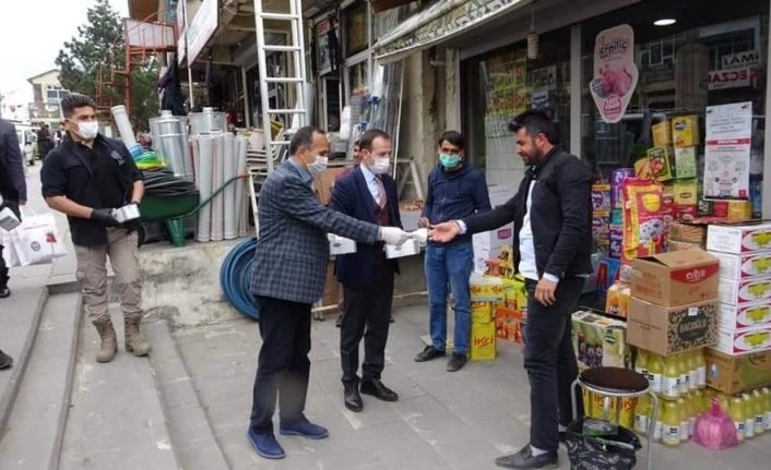 Şemdinli’de kadınlar maske üretmeye başladı