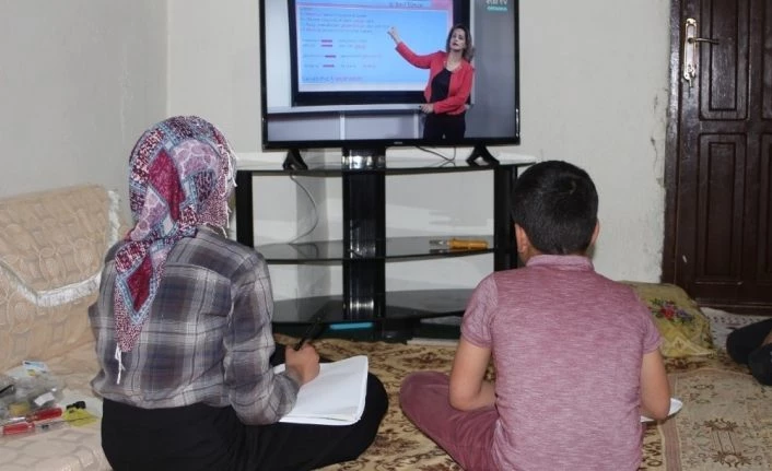 Şemdinlili öğrenci kardeşlere televizyon