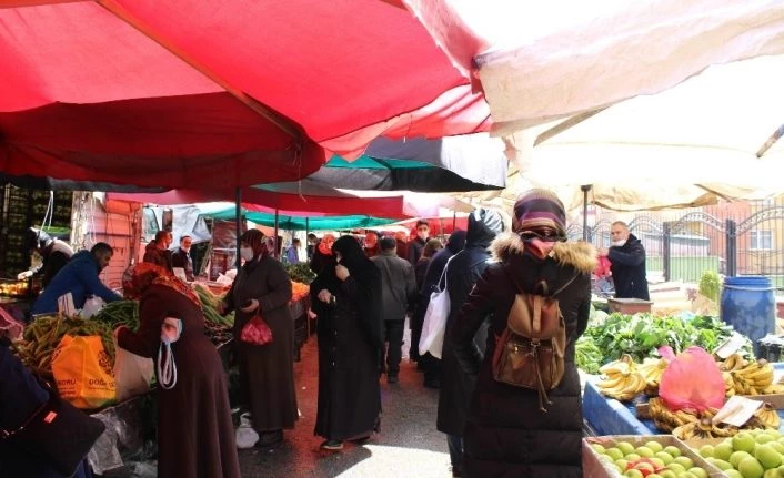 Sokağa çıkma yasağı öncesi vatandaşlar pazarlara akın etti